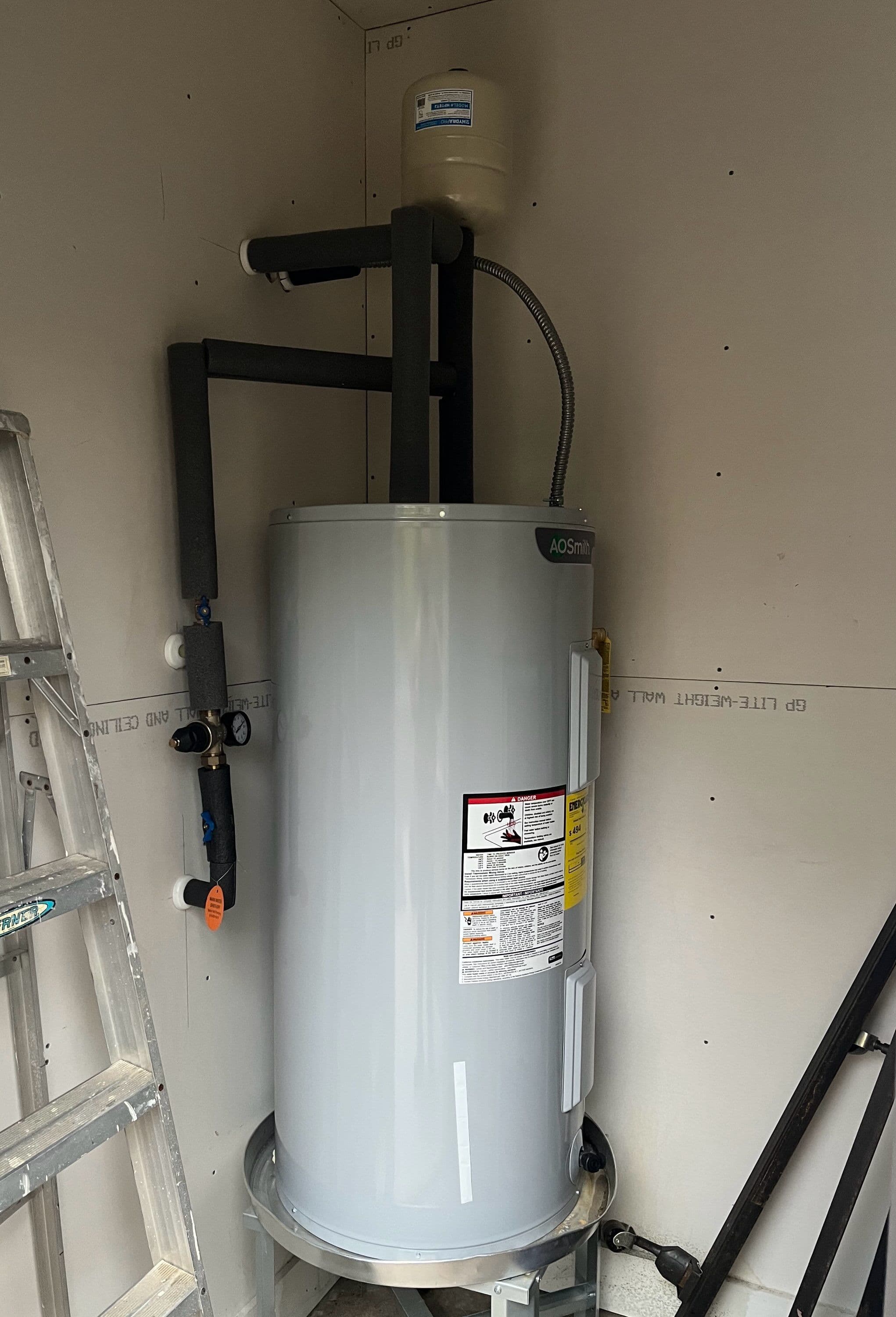 Project Efficient Water Heater Installation for a Cozy Home image